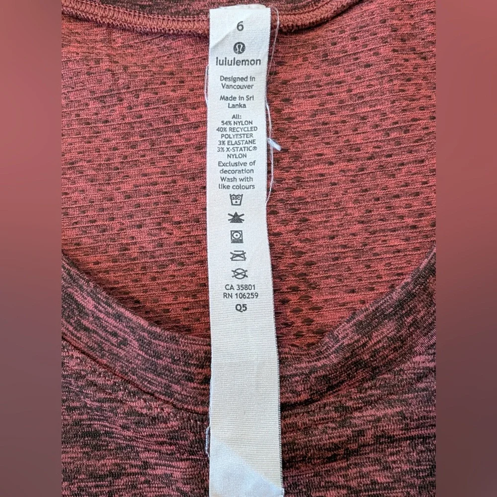 Lululemon Swiftly Tech Short Sleeve 2.0 Flare / Black Size 6